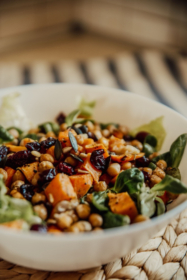 Bunter Salat mit Kürbis, Kichererbsen und Cranberries