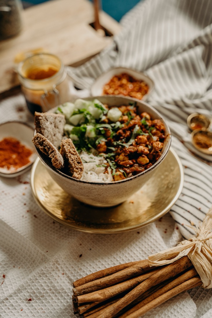 Vegetarische Bowl mit Kichererbsen, Reis, Gemüse und Brot