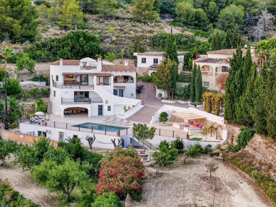Die Retreat-Villa mit Pool, eingebettet in Zypressen und Garten über dem Tal