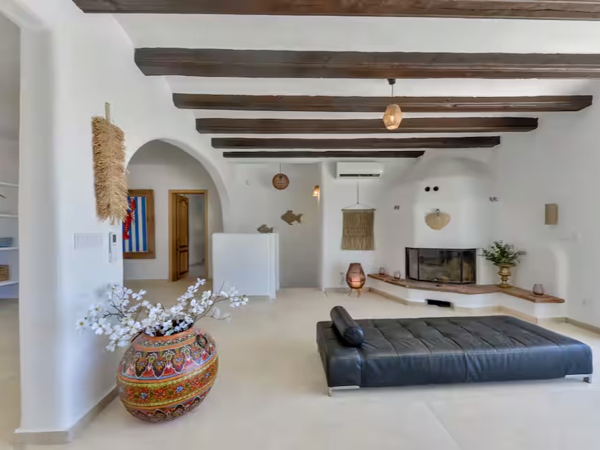Wohnzimmer mit Kamin und gemütlichem Sofa