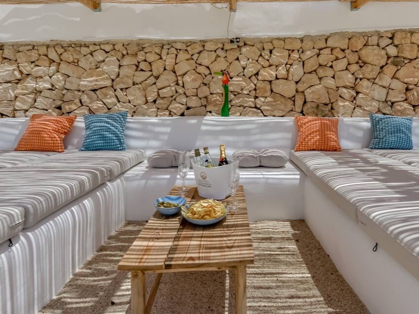 Gemütliche Lounge-Ecke mit vielen Kissen