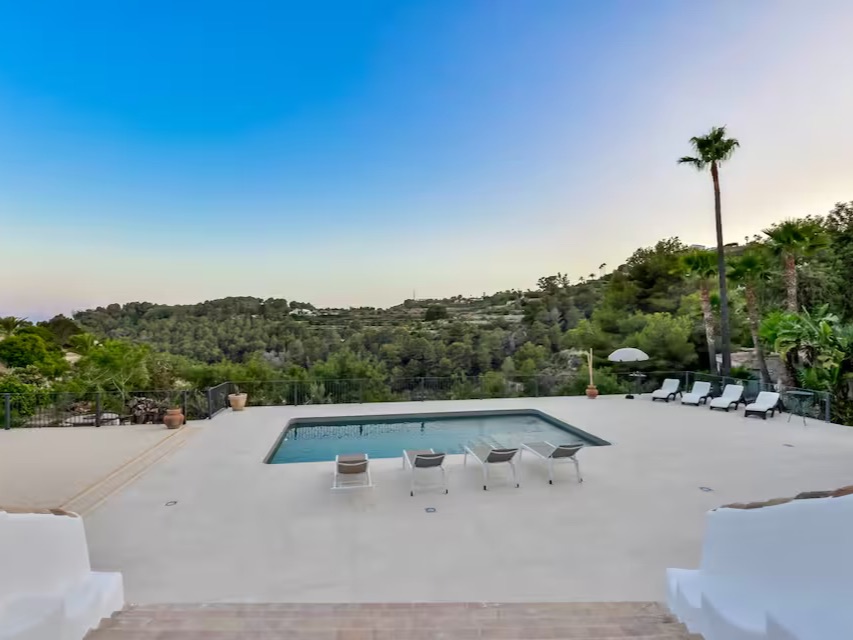 Pool mit Weitblick über die Hügel der Costa Blanca