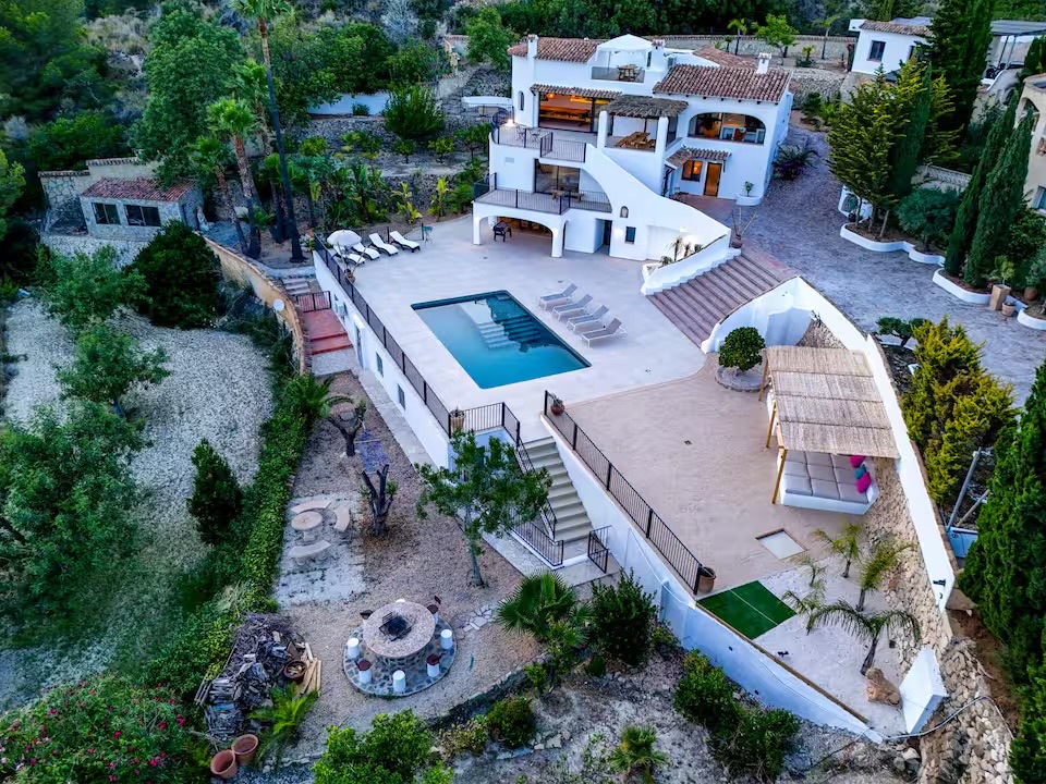 Luftaufnahme der Villa mit Pool und Terrassen