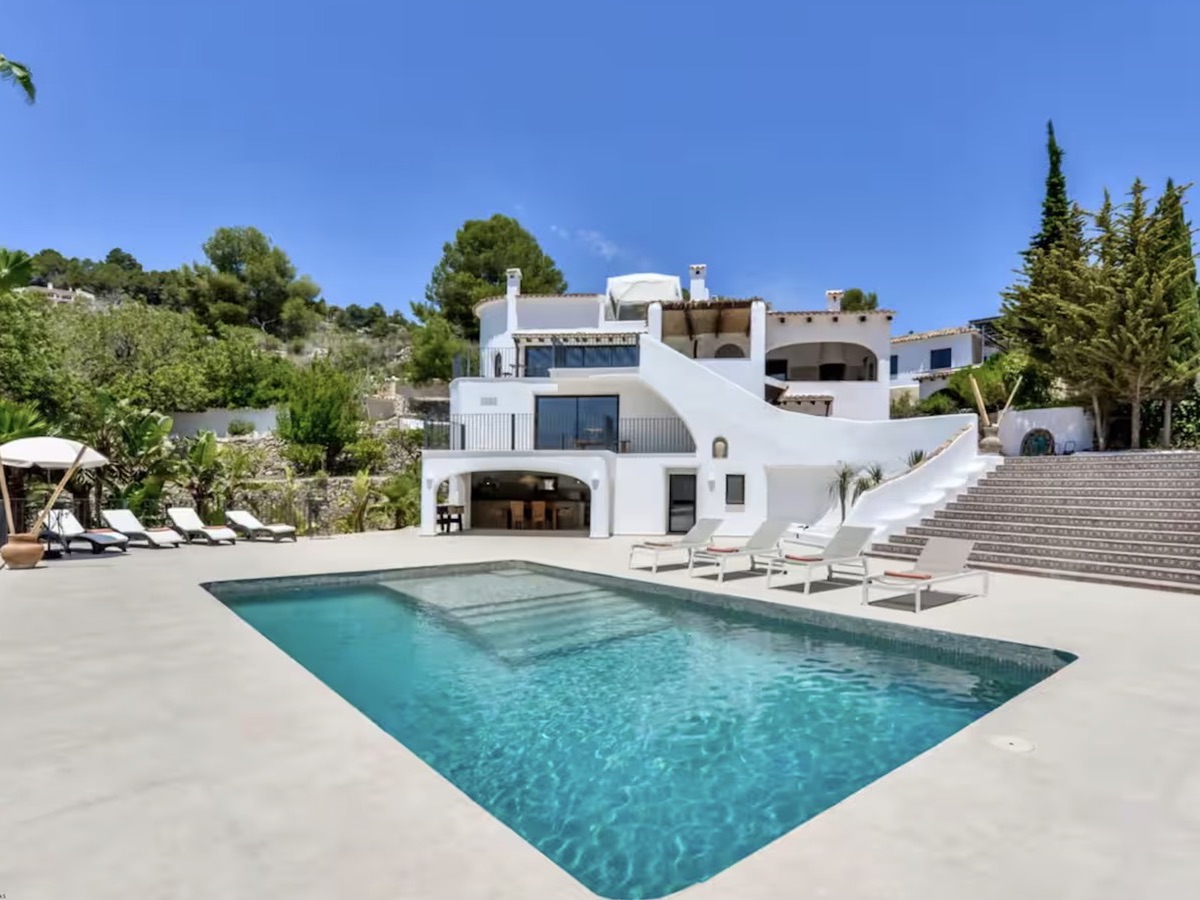 Die weiße Villa mit Pool von vorne