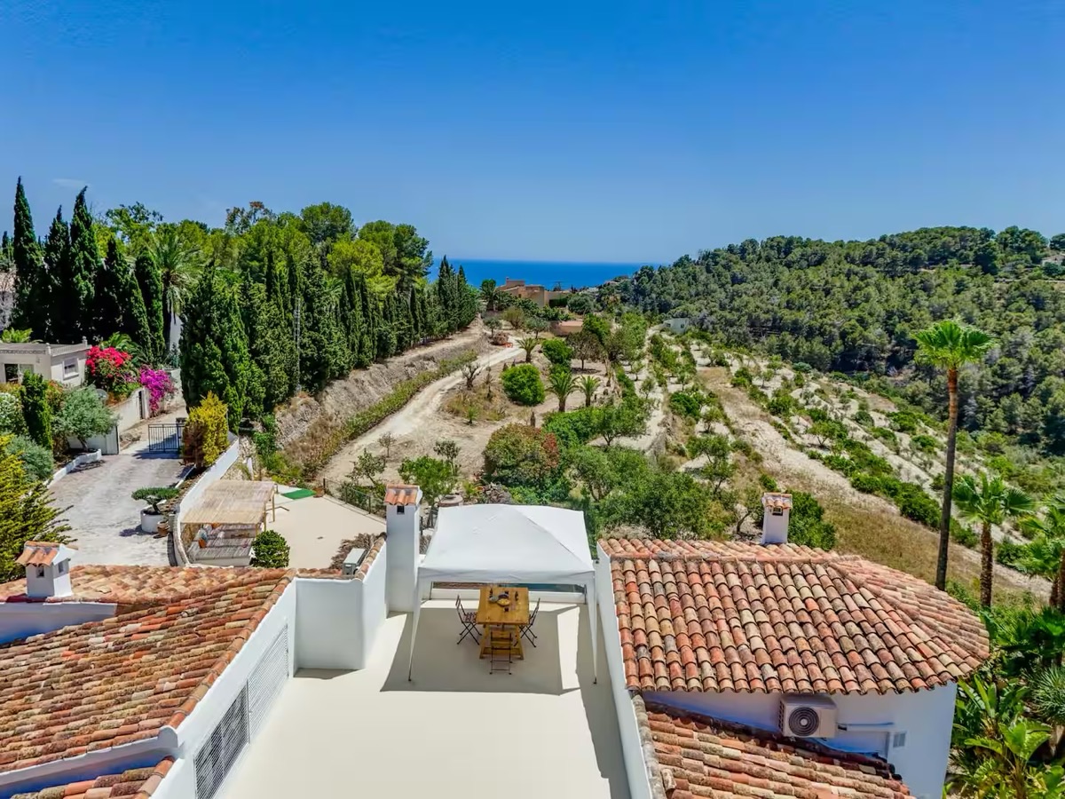 Terrasse mit Blick über Hügel und Meer